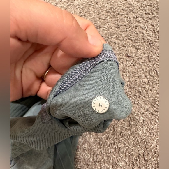Lululemon Seamless Moves Short 2.5” Magnet Grey , size 4 - Picture 2 of 9